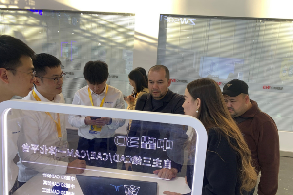 榄嫣科技展位挤满参观与交流的观众